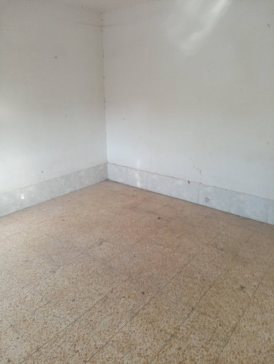 فرصة استثمارية
يوجد بيت طابو صرف نضيف وفارغ 
المساحة 130م الوجه 10 والنزال 13
ركن وعل ساحة طابقين نوم 2 
شارع 80 محيزم 4 بشارع مسجد الرحمن 
للاستفسار مراجعة مكتب الشارقة للعقار مقابل مسجد الرحمن الاتصال اوعبر المراسلة ***********
