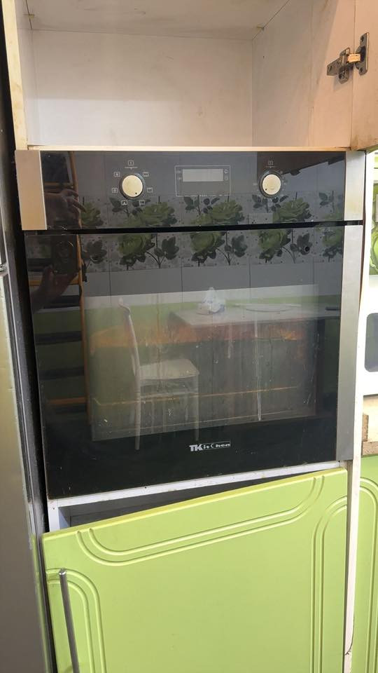 السلام عليكم 
عندي ثلاجه سامسونج للبيع اخت لجديده 450 
وطباخ سعره 150 
وفرن كهربائي درجه اولى 85
ومفرغه 60  
العنوان بغداد الكراده 
رقم ***********
