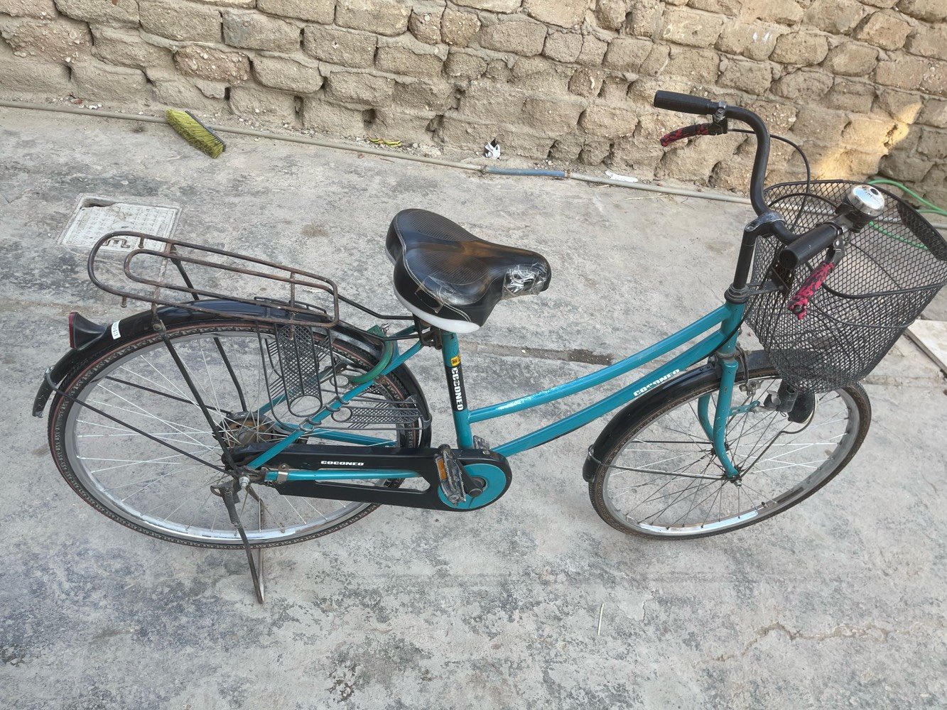 باسكل نسائي بلون أزرق بحالة جيدة جداً. الباسكل يحتوي على سلة أمامية لحمل الأغراض وتيل خلفي للنقل. ممتاز للتنقل داخل المدينة والاستخدام اليومي. للإستفسار يرجى الاتصال بي.