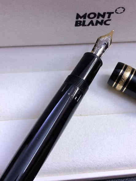 قلم مونت بلانك (Montblanc) 
ميسترستوك ١٤٦ - حبر 
ريشه ذهب خالص عيار ١٤
القلم يملّا بطريقه البستم   
الماني اصلي الحجم M 
لوك غير مستعمل 
مع العلبه الاصلية
والكرنتي والمرفقات  
للاتصال ***********
