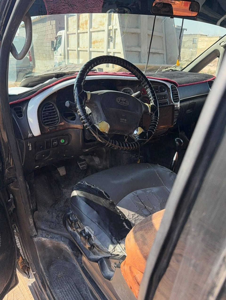 العنوان: هيونداي ستاريكس 2005 - نظيفة جداً للبيع
التفاصيل:
​الموديل: 2005.
​اللون: أسود ملكي.
​المحرك: ديزل (تيربو) - بحالة ممتازة.
​ناقل الحركة: عادي (كير عادي).
​الرقم: بصرة (ألماني ورقي).
​الداخلية: كراسي جلد الشركة (الأمامي فقط).
​حالة البدن: توجد ضربة خلفية خفيفة. (التحويل باسم المشتري) مع تصفير كامل للغرامات والضريبة.
​السعر: 60 ورقة (6,000 دولار) وبيه مجال بسيط للشراي.
​للتواصل والاستفسار: [***********]
