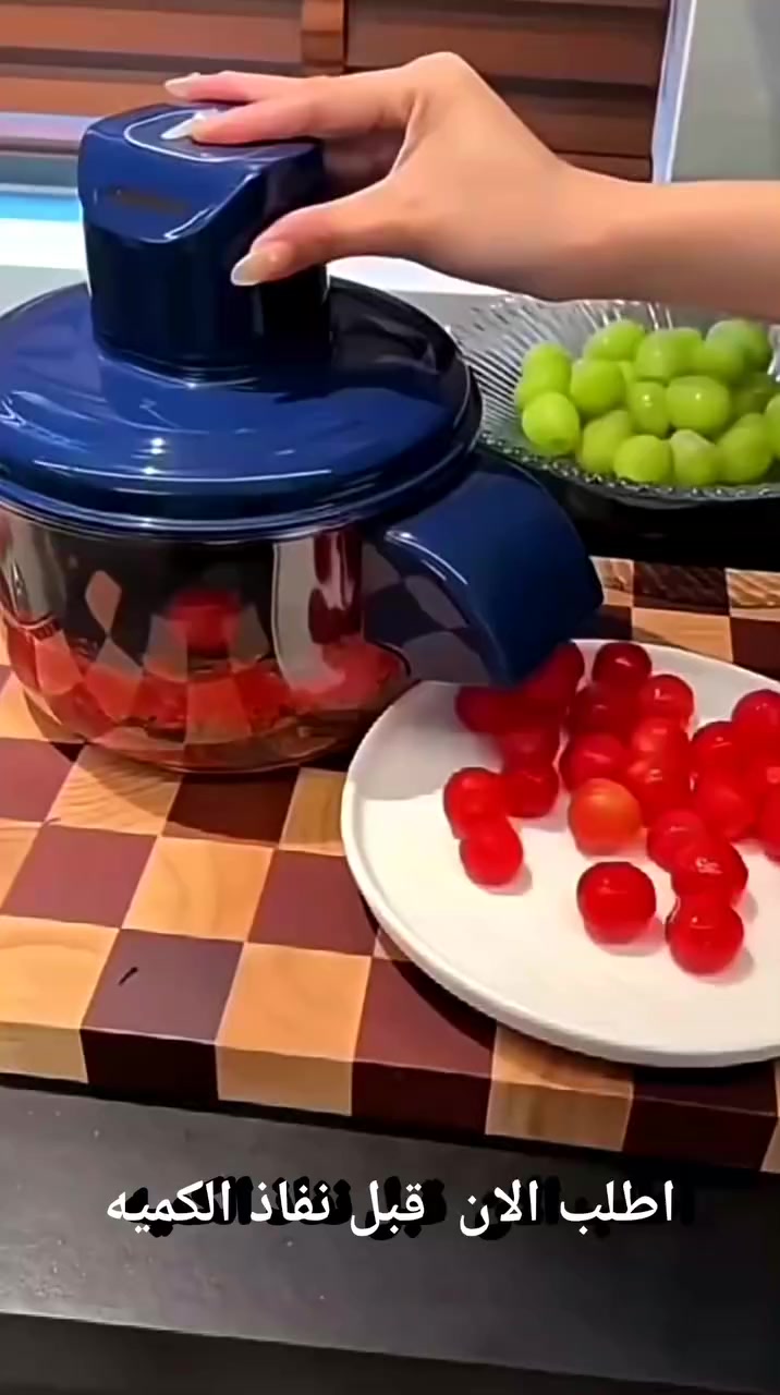 آلة تقشير وتقطيع الفواكه والخضروات – Fruit and Vegetable Peeler

Y-920موديل 

أداة مطبخ عملية لتقشير ومعالجة الفواكه والخضروات داخل وعاء واحد.

• مصممة لتقشير الفواكه والخضروات باستخدام رأس تقطيع داخلي

• تعمل داخل وعاء شفاف يسمح برؤية المحتوى أثناء الاستخدام

• تحتوي على غطاء علوي مع زر تشغيل (Jog) وزر تفريغ (Discharge)

• مناسبة للأصناف مثل: العنب الأخضر، الطماطم، البرقوق

• تصميم مدمج مناسب للاستخدام المنزلي اليومي

• نوع الاستخدام: تقشير / معالجة فواكه وخضروات
• التصميم: وعاء شفاف مع غطاء علوي
• آلية التشغيل: زر Jog للتقشير وزر Discharge للتفريغ

جهد الشحن 5 فولت

تيار الشحن: 1 امبير

القدرة المقدرة: 35 واط

الجهد المقدر : 3.7 فولت

محتويات العلبة:
• وحدة التقشير الرئيسية
• وعاء تخزين شفاف
• رأس تقطيع داخلي
• غطاء علوي
• دليل استخدام مطبوع على العلبة (بالصور والخطوات)


**إذا كنت صاحب هذا الإعلان وتريد حذفه لأي سبب، رجاءا أرسل رسالة إلى الدعم الفني**