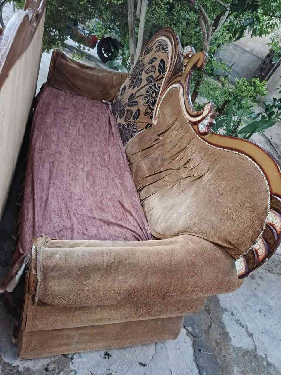 سلام عليكم تخم 4كراسي وقنفات ثنين كبار للبيع ب75 مثل ما موضح بصوره وبي مجال ***********
