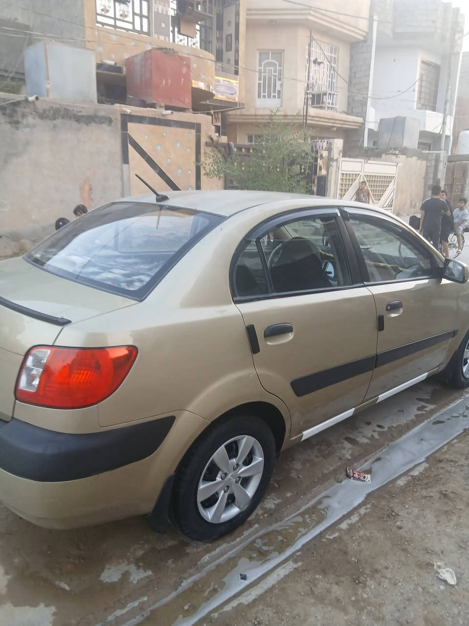 كيا ريو 2009 محرك 1600 كير اوتوماتيك تبريد ثلج صدر مضبوط تايرات نضيفه داخل حلو جام كهرباء شاشة كامرة خلفية  سنتر لوك رقم بغداد انكليزي بسمي سيارة بيها مكانات صبغ اثر شخوط ابيع احزام بدون تبديل سيارة حلوة وجاهزة السعر 76 وبيها مجال ديالى بعقوبة قرب ملعب سلوان ***********
