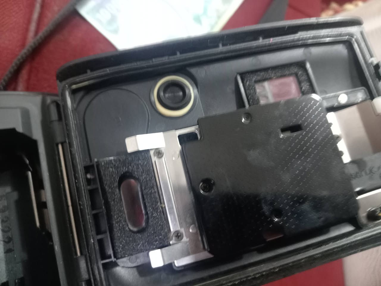 كاميرا تصوير فلمي بيها شريط وعدسات مامكسورة ولاخدش وبطاريات وفلاتر 
 ومشهورة لأنها متينة ومقاومة للرذاذ والمطر الخفيف. �

مواصفاتها بالتفصيل
Camera Wiki +١
العدسة
زوم: 38–90mm
فتحة العدسة: f/3.5 إلى f/7.8
عدسة Pentax Zoom Lens
فيها Macro (تصوير قريب) لكن مو ماكرو شديد جدًا. �
Camera Wiki +١
التركيز (Focus)
أوتوفوكس تلقائي Multi AF
مدى التركيز تقريبًا من 0.8 متر إلى ما لا نهاية
قفل تركيز (Focus Lock). �
Camera Wiki +١
الغالق (Shutter)
سرعة تقريبية من 1/5 ثانية إلى 1/400 ثانية
بيها وضع تعريض طويل ببعض الإعدادات. �
Camera Wiki +١
الفلاش
فلاش مدمج
أوضاع مثل:
تلقائي
تشغيل إجباري
إيقاف الفلاش
تقليل العين الحمراء �
Down the Road
الفلم
تستخدم فلم 35mm
تحميل الفلم تلقائي
سحب الفلم تلقائي
ترجيع الفلم تلقائي بعد انتهاء الصور
تدعم ISO من 25 إلى 3200 للفلم المشفر DX. �
Camera Wiki
البطارية
تحتاج غالبًا بطاريتين CR123A 3V. �
Down the Road +١
مميزات إضافية
مؤقت ذاتي 10 ثوانٍ
 بيها طباعة التاريخ على الصورة
مقاومة للرذاذ والمطر الخفيف (WR = Weather Resistant)
العيوب
بيها كسر بالازرار مال التشغيل فقطط وانما هي شغالة

سعرها ب15الف  

للاستفسار راسلني


**إذا كنت صاحب هذا الإعلان وتريد حذفه لأي سبب، رجاءا أرسل رسالة إلى الدعم الفني**