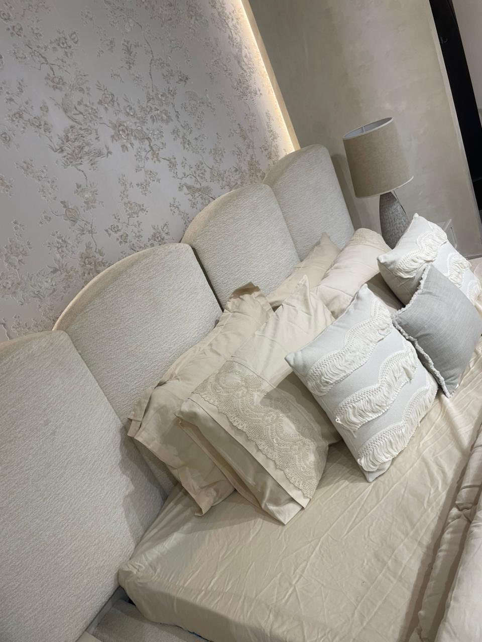 السلام عليكم ، غرفة مستعملة لمدة ٨ اشهر نوع دانتي - تركي
١٠ قطع 

عرض الكنتور مع الملحق٣٦٠ ابواب هيدروليك
السرير مع الكومديات ٣٢٠
ميزاتواليت 
درور مجرات هيدروليك
مراية قيافه
طابوريه
شازلون

السعر  2,5 مليون 

للطلب الاتصال: 
***********
