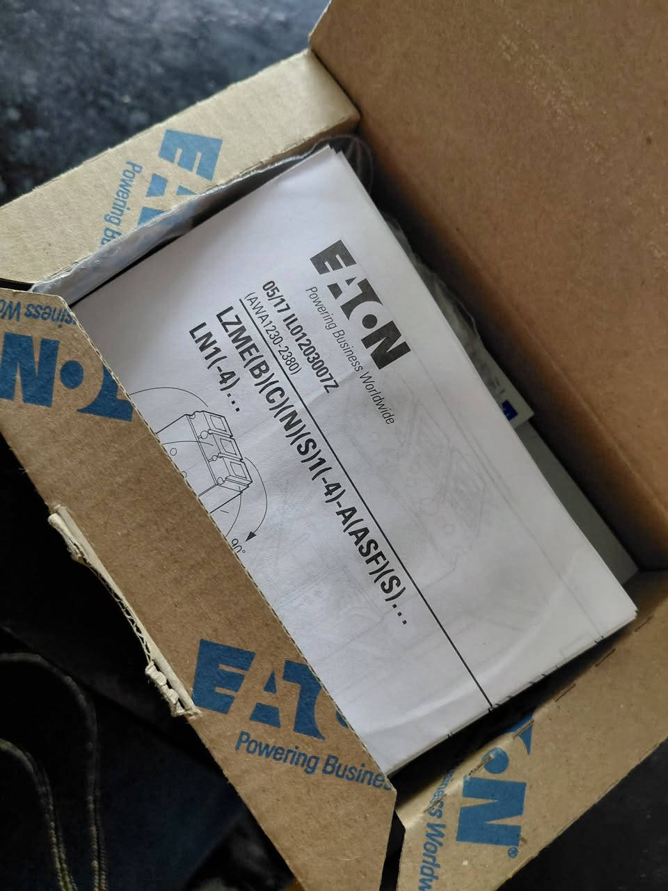 العنوان: قواطع كهربائية (MCCB) من شركة Eaton الأصلية - حالة الزيرو
متاح للبيع مجموعة قواطع كهربائية علبة مصبوبة من شركة  (سلسلة Moeller)، المنتجات Eaton جديدة تماماً وبالكرتونة ومعاها مسامير التثبيت وكتالوج التشغيل  

​الأنواع المتاحة:

​قاطع Eaton BZMD1-A50: تيار 50 أمبير، قدرة 15kA.

​قاطع Eaton BZMB1-A63-BT: تيار 63 أمبير، قدرة 25kA.

​المميزات:

​صناعة رومانيا بجودة عالية.

​مناسبة للوحات التحكم والمصانع.

​سهولة التركيب والصيانة.

​للاستفسار عن السعر أو طلب كميات، يا ريت تبعتيلي على الخاص أو تسيبي كومنت وهرد عليكي بالتفاصيل.

​01116724491


**إذا كنت صاحب هذا الإعلان وتريد حذفه لأي سبب، رجاءا أرسل رسالة إلى الدعم الفني**