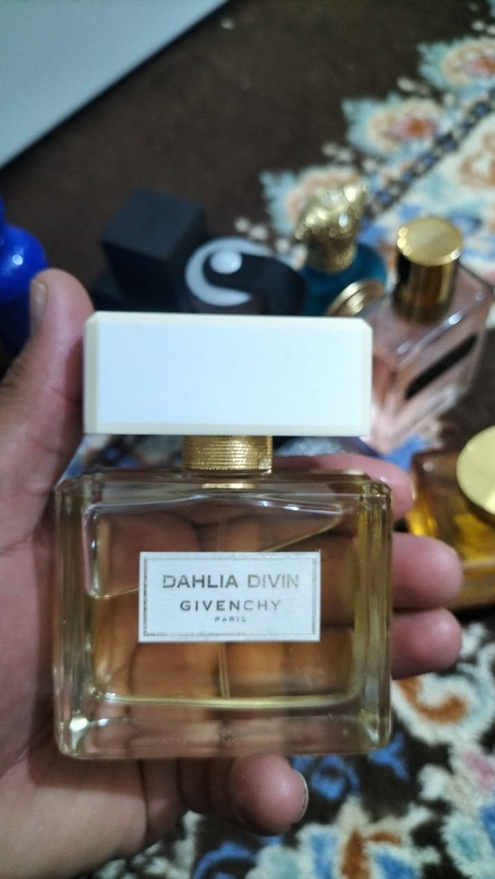 السلام عليكم 
. اصحاب الذوق
 . عطر جيفنشي داليا ديفين
. ملاحظة العطر مستخدم بدون غلاف بسعر مناسب 
Dahlia Divin Givenchy عطر شرقي - زهري للنساء . Dahlia Divin صدر عام 2014. François Demachy قام بتوقيع هذا العطر. إفتتاحية العطر برقوق ميرابيلا, الحمضيات و الفلفل الوردي; قلب العطر ياسمين سامباك , الخوخ, زهر البرتقال, الورد, الكشمش الأسود, التفاح و زنابق الوادي; قاعدة العطر تتكون من الباتشولي, خشب الصندل, نجيل الهند, الفانيليا, المسك الأبيض و خشب الأرز.


**إذا كنت صاحب هذا الإعلان وتريد حذفه لأي سبب، رجاءا أرسل رسالة إلى الدعم الفني**