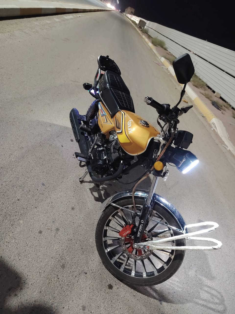 للبيع موطور سونك موديل 2025محرك 200cc دراجه جاهزه من كلشي اي نقص مابيها جديده 
بمعنه الكلمه بدون اوراق مكفوله من السرقه دراجه مال جمعيه السعر 800 وبيهه مجال مكان الرمادي 5كيلو اي استفسار تصال علا الرقم التالي  ***********.     @إشارة
