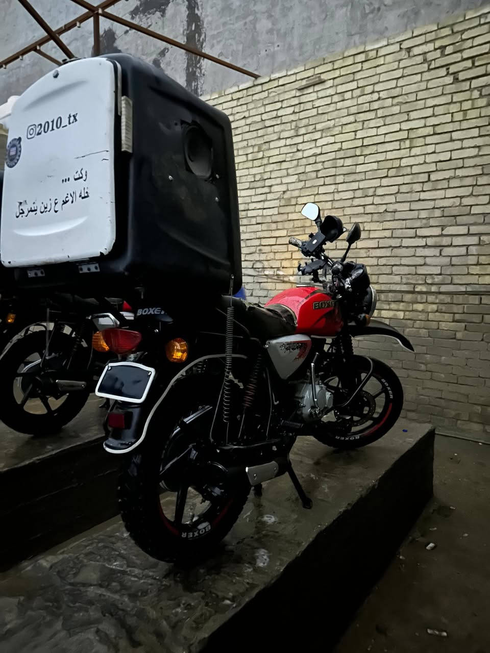 السلام عليكم للبيع بوكسر 23 كفاله عامه ماشيه 19 الف دراجه اخت الزيرو اوراق كامله الدراجه جانت متروكه فتره المكان بغداد السيديه السعر 200000 وبيه مجال  الله شاهد الدراجه بالحقيقه احلا من الصور بهواي اليحب يتواصل خاص او يتصل ع رقمي ***********
