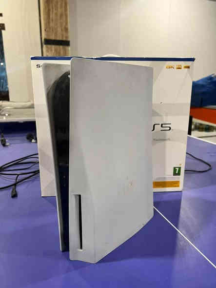 السلام عليكم بلي ستيشن فايف مستخدم للبيع كامل ملحقات

أوربي ، فات ، ذاكره ١ تيرا ، كامل ملحقات 
Ps5 أوربي للبيع 
‎بلي فايف مستعمل للبيع
‎السعر :- ٤٧٥
‎عنواني :- ميسان / العماره / القطاع 
*********** عمارة
