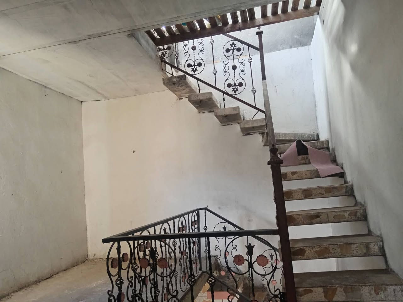 (ع..77 )
دار للايجار  (50 متر) حي الميلاد الحولي قرب وزارة الشباب
سعر الايجار 200 الف
البيت طابقين
الطابق الاول 
استقبال  مطبخ   صاله  صحيات
الطابق الثاني 
غرفه    صاله.     سطح... للاستفسار ..*********** ابو /ع
 *********** امانه كوله من طرف المروجه زينب للعقار
