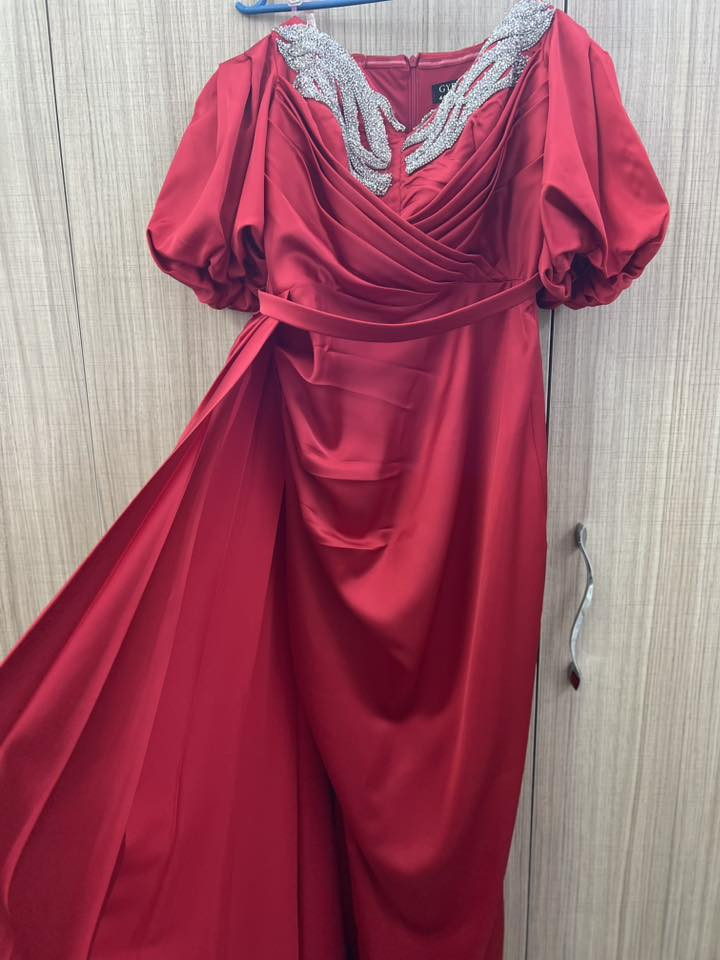 فستان جديد ملبوس مره واحده فقط مغسول ومكوي هم سعره ٥٠ الف مكان كركوك ***********
