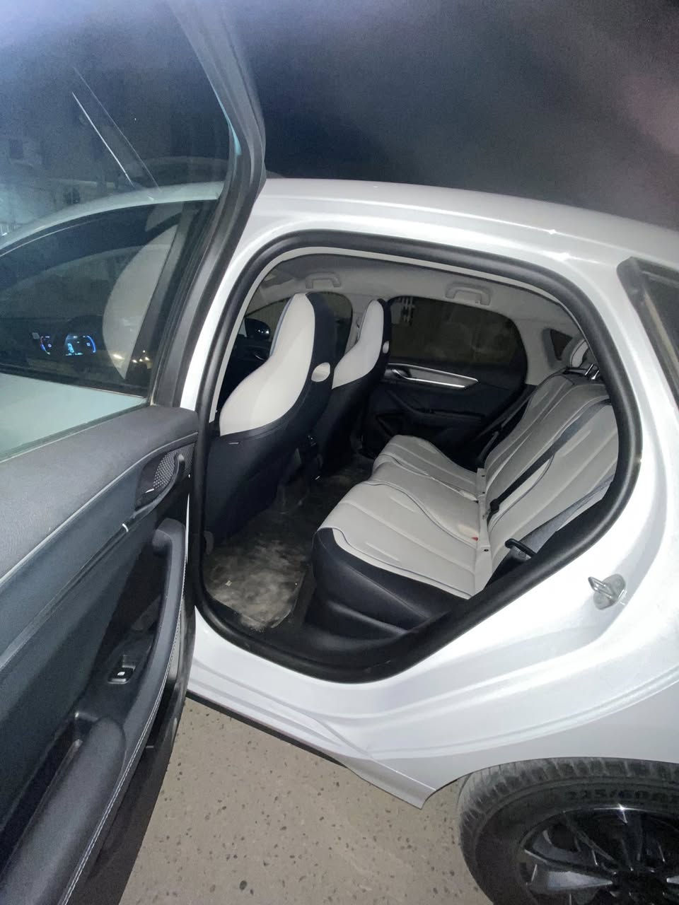 سلام علكم بي وأي دي دستورير مديل ٢٠٢٥مكفوله كفاله عامه السعر 18/700بيه مجال مكاني بغداد  راقم تلفون ***********
