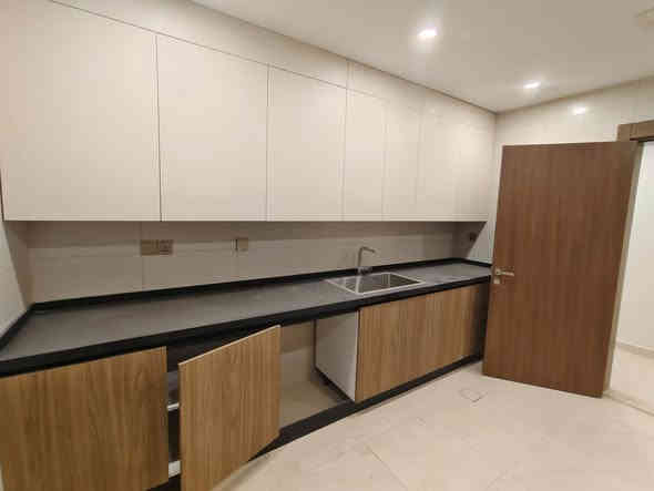 سلام عليكم 
شقة للايجار في مجمع البروج بناية الهدير A
مساحة الشقة 154 
واجهه مطار 
غرفتين نوم واحده ماستر
3 حمامات 
صالة 
مطبخ مجهز 
تبريد مركزي 
الايجار الشهري 900 دولار
الايجار السنوي 850 دولار

الشقة بدون وسيط فقط عند العقد في شركة البروج اجور العقد
للتواصل ***********
