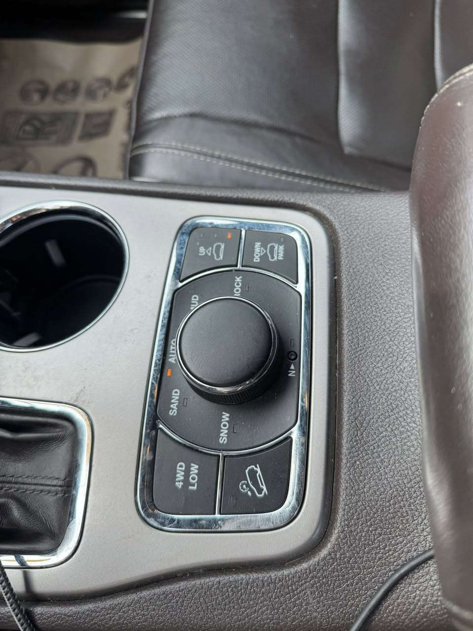 السلام عليكم جيب للبيع 2019 خليجه السياره اوفر لاند السياره فول مواصفات بيه صبغ بين الباب الخلفي و الجاملغ على كد شبر السياره عليه ادامه كامله محرك و كير كفاله السياره ماشيه 59 الف ميل السياره مكانه بغداد الغزاليه *********** السعر (290) ورقه يعني دفترين و 90 ورقه
