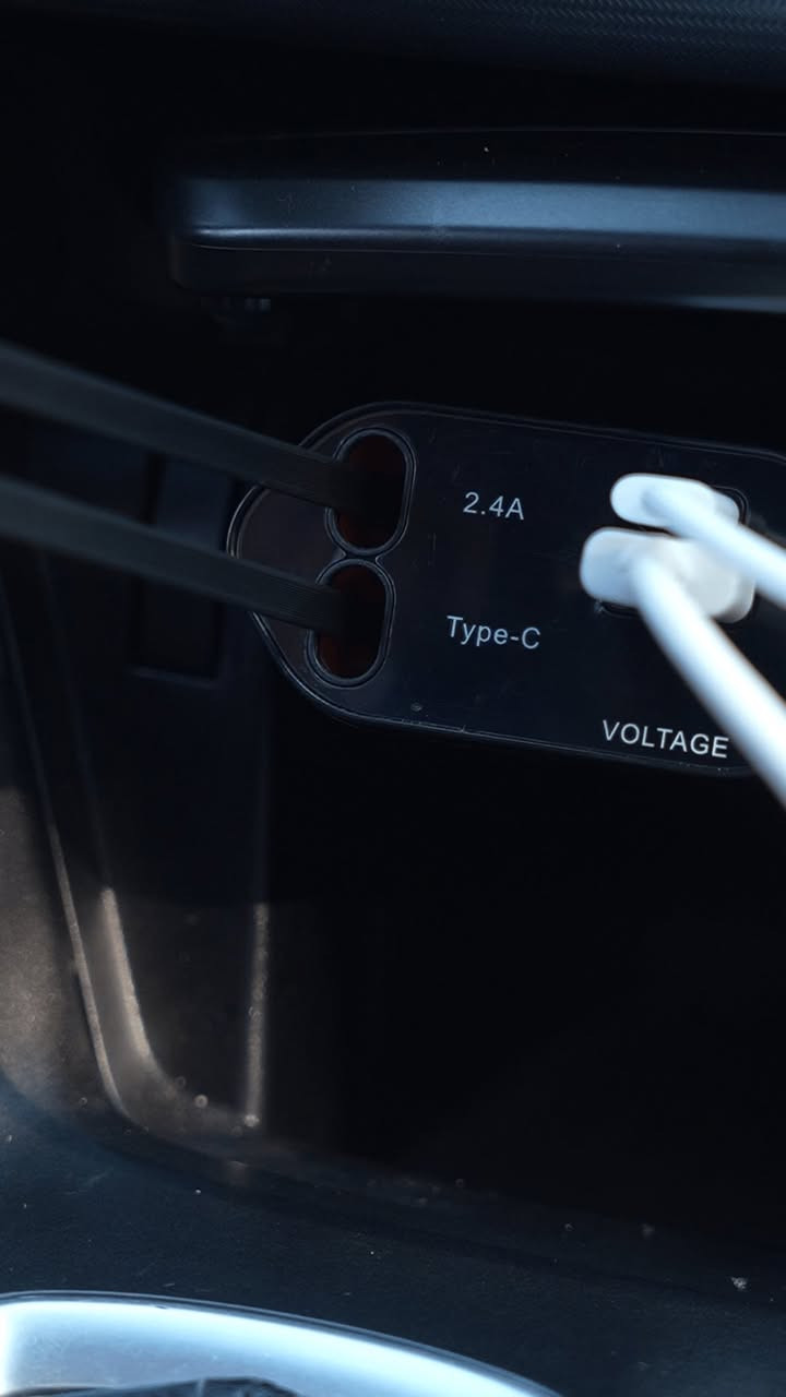 السعر 13
شاحن سيارة سريع 4 في 1
الاستخدامات:
يُستخدم لشحن الهواتف المحمولة والأجهزة الذكية أثناء القيادة بسرعة وأمان.
مثالي للرحلات الطويلة وللسيارات العائلية بفضل إمكانية شحن أكثر من جهاز في الوقت نفسه.
يدعم مختلف أنواع الأجهزة مثل الهواتف، التابلت، السماعات، وأجهزة الـ GPS.
المميزات:
تصميم أنيق ومتين من خامة ABS + PC مقاومة للحرارة والصدمات.
قدرة شحن قصوى 66 واط تدعم الشحن السريع PD3.0 و QC3.0.
مزوّد بكيبلين مدمجين قابلين للسحب بطول 70 سم، أحدهما Type-C والآخر Lightning لأجهزة iPhone.
يحتوي على 4 مخارج (USB + Type-C + كيبلين مدمجين) تتيح شحن 4 أجهزة في وقت واحد.
حماية ذكية ضد زيادة الجهد، والحرارة، وقصر الدائرة الكهربائية.
مزود بفتيل داخلي (Fuse) للحماية من التيار الزائد.
تصميم مدمج يناسب مقبس ولاعة السيارة 12-24 فولت مع تثبيت محكم.
محتويات الصندوق:
شاحن سيارة 4 في 1.
دليل الاستخدام بعدة لغات.
ملاحظات:
طول الكيبل المدمج: 70 سم.
أبعاد العلبة: الطول 17 سم × العرض 9 سم × الارتفاع 4 سم.


**إذا كنت صاحب هذا الإعلان وتريد حذفه لأي سبب، رجاءا أرسل رسالة إلى الدعم الفني**