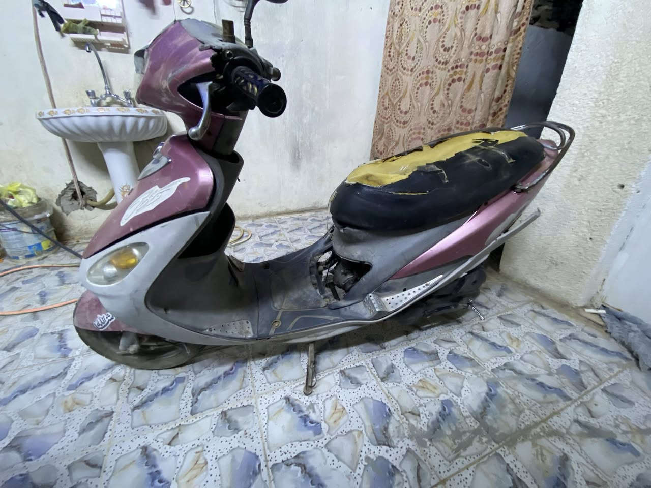 كوم حديد كوم حديد ماكس منغولي الدراجه تشتغل وتطفي مكينه بيه خربطه كل غراضه موجوده وحته الكهربائيات شغاله فقط تربطهن مكاني حله لتواصل ***********
