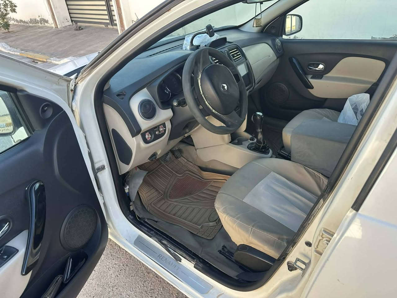 سلام عليكم اخوان عندي رينو سيمبول 2016  حره تحويل ثاني يوم السيارة كاملة تبريد تدفئة بس الصدر تعبان باتري جديد السيارة نضربت من كدام وطك الايرباك مال ستيرن وبيه طخات خفيفة كلش السعر 60وبيه مجال بسيط مكان بغداد عامرية للاستفسار      متوفر واتس اب ***********
