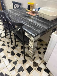 ميز طعام لبيع مرمر وأرجل استيل ب175رقم 07705425868