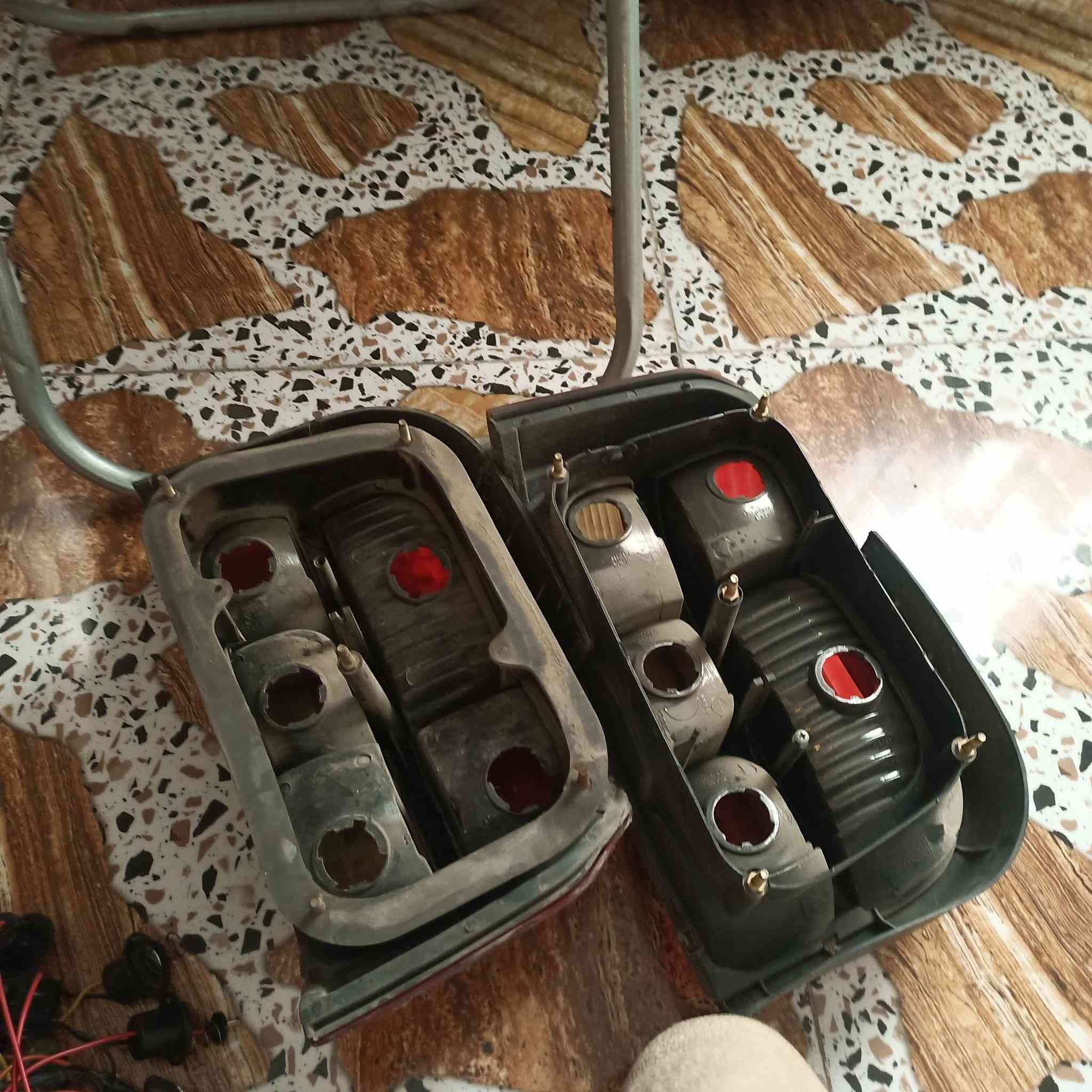 السلام عليكم بك لايتات نظيفة جدا مع مروحة سيارة شغالة كلهن ب ٢٥ الف مكاني بغداد تقاطع درويش هاتف***********
