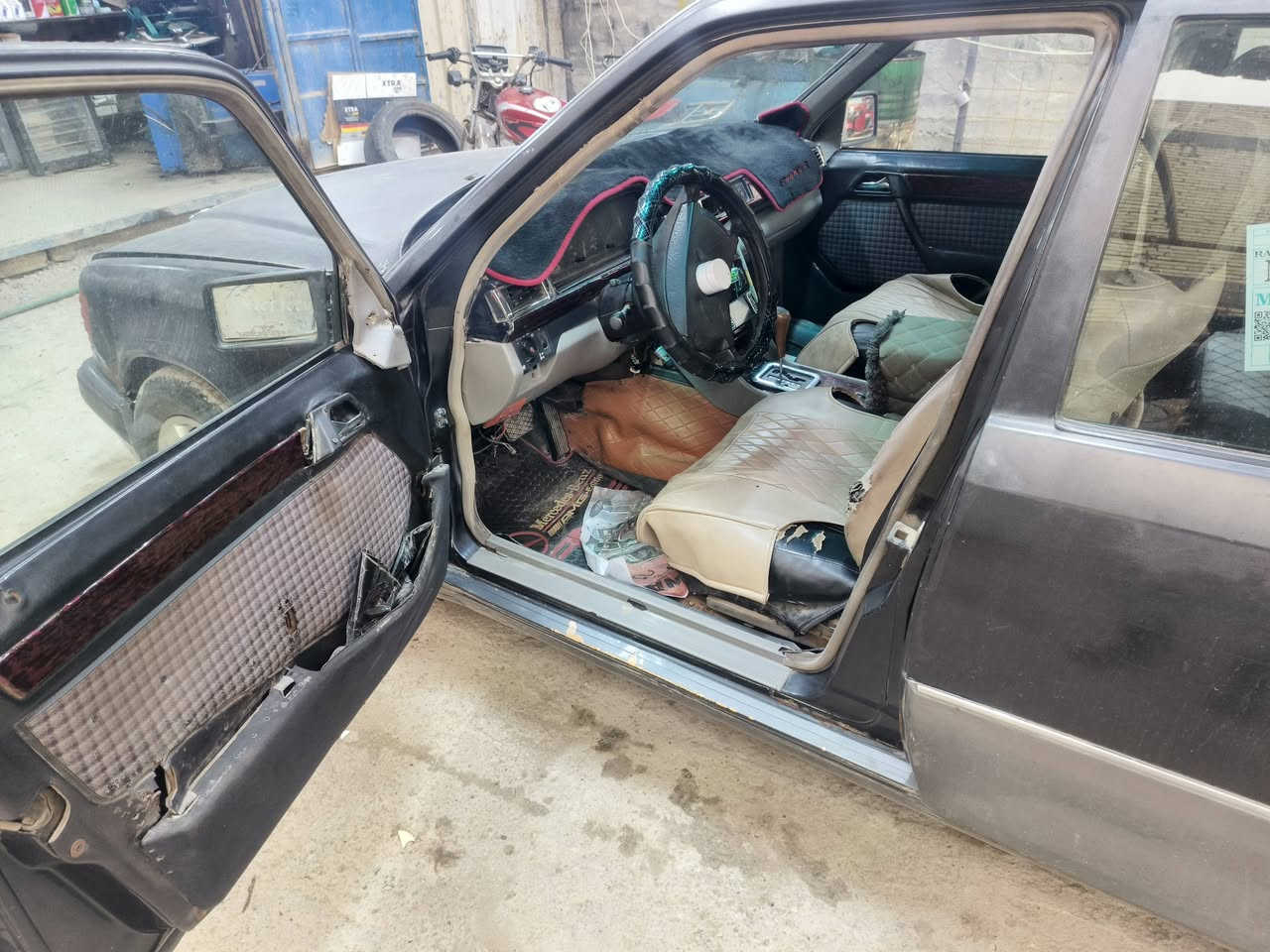 السلام عليكم مارسدس دب 1989 مكينه بطه مكينه وكير خير من الله صدر أمامي خلفي يعني نص عمر سنويه ما ساقطه سياره خير من الله سعر 35 بيها مجال رقم ***********
