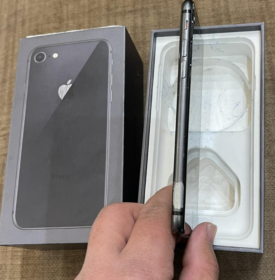 سلام عليكم تلفون ايفون 8 ذاكره 64 بطاريه و ذاكر 64 سماعات شريحه كلهن شغالات فقط شاشه عطلانه 
اتصال ***********
