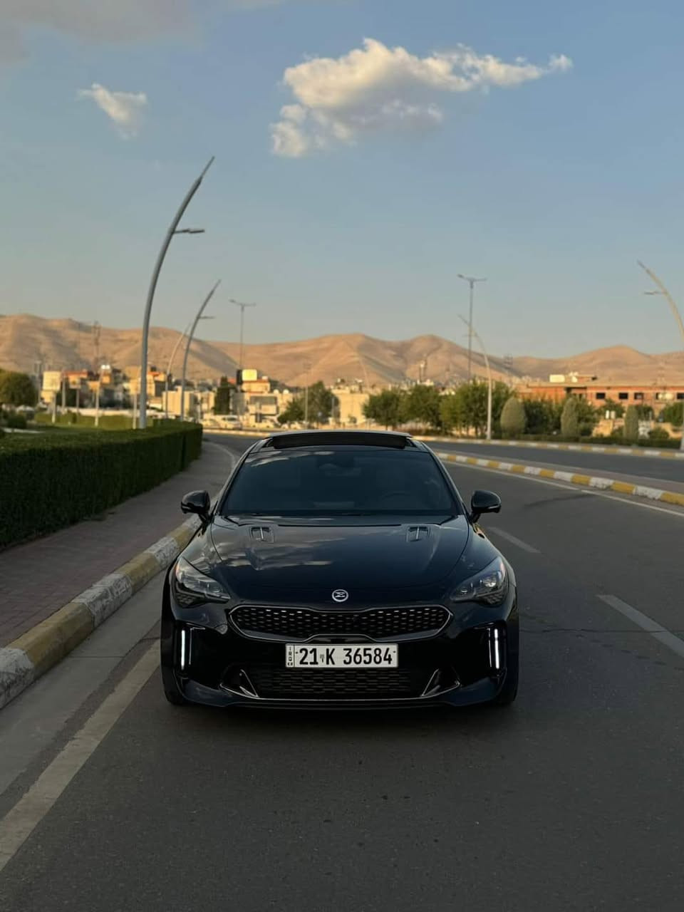السلام عليكم ورحمة الله وبركاته

للبيع أو المراوس المناسب

كيا ستنكر GT2 Scorpion AWD

موديل 2022

ماشية 92 ألف كم

رقم الشاصي (VIN):

KNAE55LCXN6104734

محرك 3300 توين تيربو / 6 سلندر

دفع رباعي (AWD)

فول مواصفات GT2 Scorpion:

• بصمة وتشغيل ذكي

• فتحة سقف

• شاشة كبيرة

• كاميرات 360°

• شاشة عرض على الزجاج (HUD)

• نظام صوت Harman Kardon

• Apple CarPlay / Android Auto

• تبريد وتدفئة الكراسي الأمامية

• تدفئة المقود

• ذاكرة لمقعد السائق

• مكابح Brembo

• تعليق إلكتروني (ECS)

• Launch Control

• مثبت سرعة راداري

• مانع اصطدام

• المحافظة على المسار

• مراقبة النقطة العمياء (Blind Spot)

• وضعيات قيادة متعددة

السيارة استخدام شخصي ومعتنى بيها جداً.

جميع الصيانات منتظمة، وتبديل زيت المحرك بشكل دوري مع فواتير وسجل صيانة من فرع Motul في أربيل.

تم تبديل زيت الكير وزيت الدفرنس الخلفي على 80 ألف كم.

الحادث خفيف جداً:

تعديل بسيط بالرفرف الأمامي جهة الراكب، ويوجد تعديل بسيط جداً (حوالي 10 سم) على كتف جهة السائق نتيجة سقوط لوحة إعلانية على السيارة.

الشاصي سليم، وتفاصيل الحادث موضحة للمشتري الجاد.

السنوية لغاية 8 / 2028.

السعر المطلوب:

22,500$

قابل للتفاوض بالمعقول بعد المعاينة.

***********
