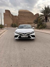 (للـبـيـع) نوع السيارة: تيوتا (كـامـري هـايبـرد)🔋 موديل السيارة : (202...