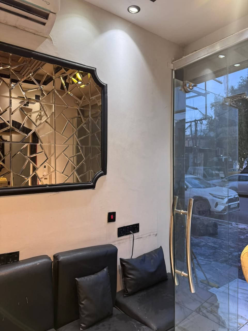 محل حلاقة كامل وجاهز من كلشي
بمنطقة شارع فلسطين قرب المجلس البلدي
معروض للبيع التفاصيل :

 خط كهرباء كامل وطني سحب
مياه حار بارد 
سبالت ثنين
وباقي الغراض والديكور مثل ما موضح بالصور
السعر المطلوب ( ٧ ) ملايين فقط
الايجار ( ٤٠٠ )

فقط تجي وتفتح وتتوكل 
واضمنلك كل زبائن المحل يجون يمك وخير من الله

للاتصال ***********
