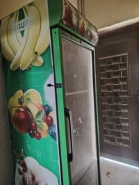 ثلاجه نضيفه وشغاله السعر 135 والعارضه 250 نضيفه وشغاله شراي اتصل 07519...