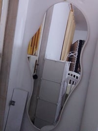 مرايا • رفوف • كسر صغير