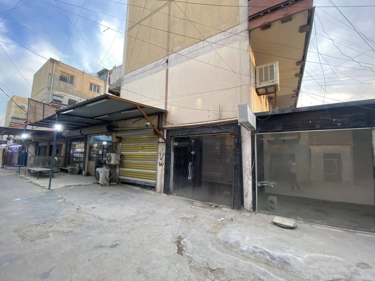 بناية تجارية مساحتها 127 متر للبيع موقعها الدورة شارع الصحة ملك طابو صرف باسمي الموقع تجاري صاير مركز المنطقة تحتوي 6 محلات مؤجرة للاستفسار عن الوارد و السعر الاتصال بالرقم ***********‬
