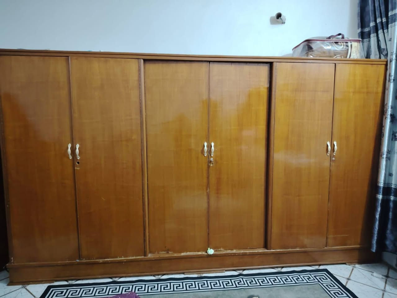 سلام عليكم غرفه نوم للبيع جديد عايز بس صبغ جديد سعر مناسب ***********مكان نجف ملحق القريه الغدير
