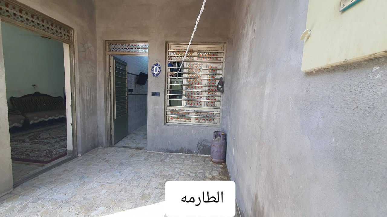 السلام عليكم ورحمة الله وبركاتو نصف قطعة أمامية للبيع طابقين بناء حديث 2023 طابق الأول يحتوي على طارمة وصحيات خارجية واستقبال معزولة ومطبخ بارد وغرفه نوم ومطبخ حار والطابق الثاني يحتوي على ثلاثه غرف نوم كاملة وحمام سويت وحمام عادي العنوان الشعلة قطاع السابع مقابيل مدرسة البحرين السعر خاص / رقم الهاتف ***********
