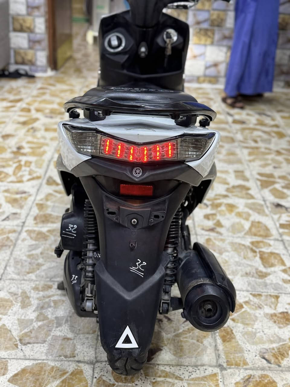 للبيع دراجه سكنس لد حديث نوزل خطين ستان كهرباىي  قبق نفخ شلعه معدل خير من الله دراجه تتعب تكول جديده مال بيت مكينه ممفتوحه كفرات اصليه شلعه معدل خير من الله مكان بغداد الكرخ السعر مليون و150 وبيهه مجال والاستفسار الاتصال ***********
