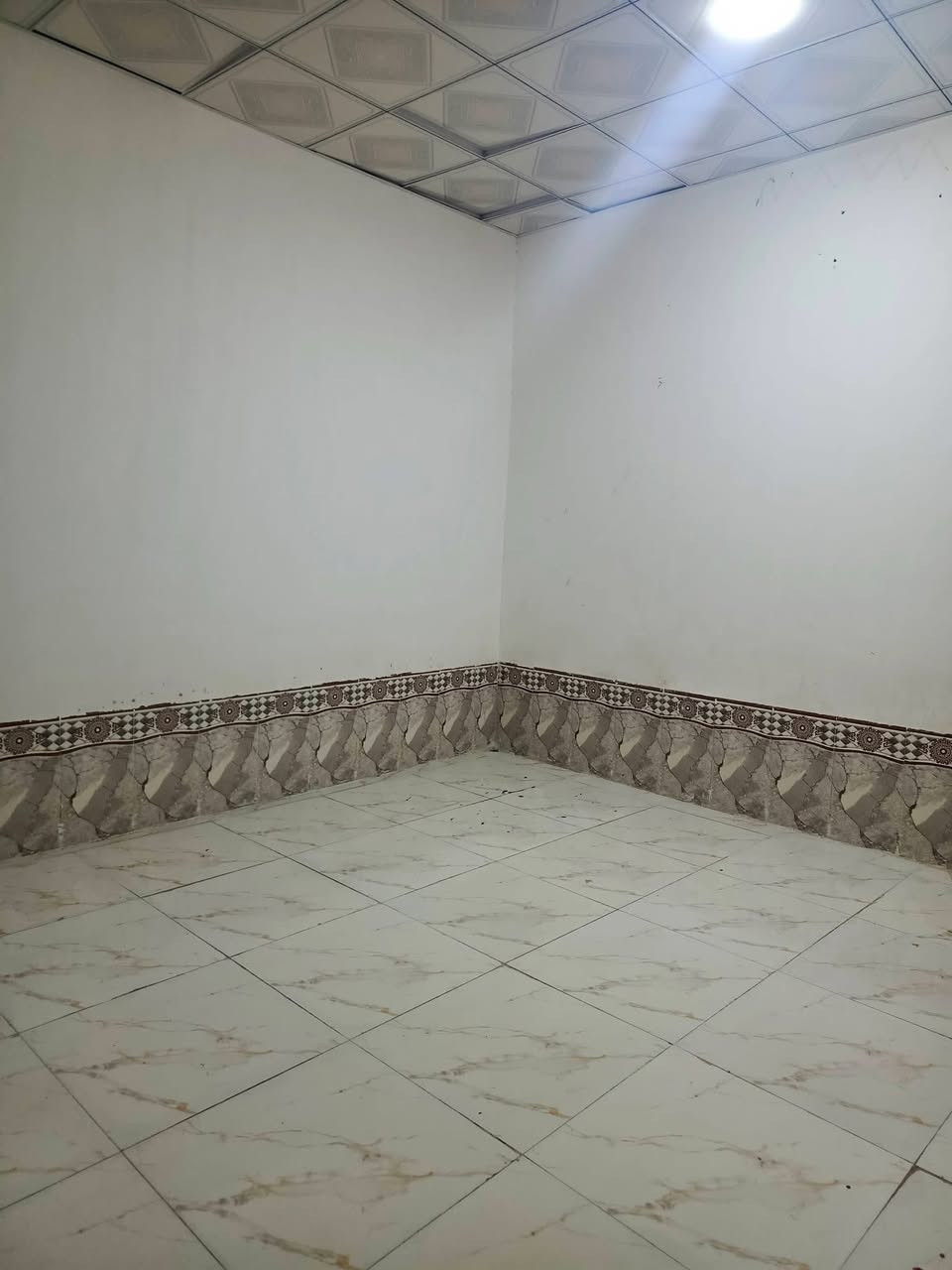 يوجد لدينا بيت للايجار حي ميسان قطاع 23 قريب شارع الكيات مساحه 100متر يحتوي على غرفه وصاله واستقبال ومطبخ وصحيات صب كونكريت ارضيه بورسلين جدران سيراميك سقوف سي إن سي سعر الايجار 350 الف واصل ماء وكهرباء كل شهر بشهره للاستفسار. الاتصال على الرقم التآلي ***********
