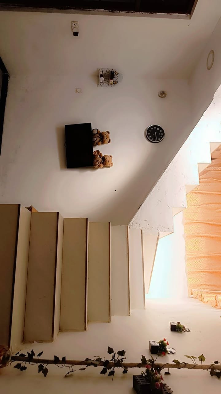 السلام عليكم ورحمة الله وبركاته بيت مساحته 100متر بناء حديث يتكون من طابق واحد غرفه وصاله واستقبال يباع علئ المبادره او نقدالبيت في العزه الجديده الاتصال على الرقم ***********
لااتواجد علئ، فيس بوك
