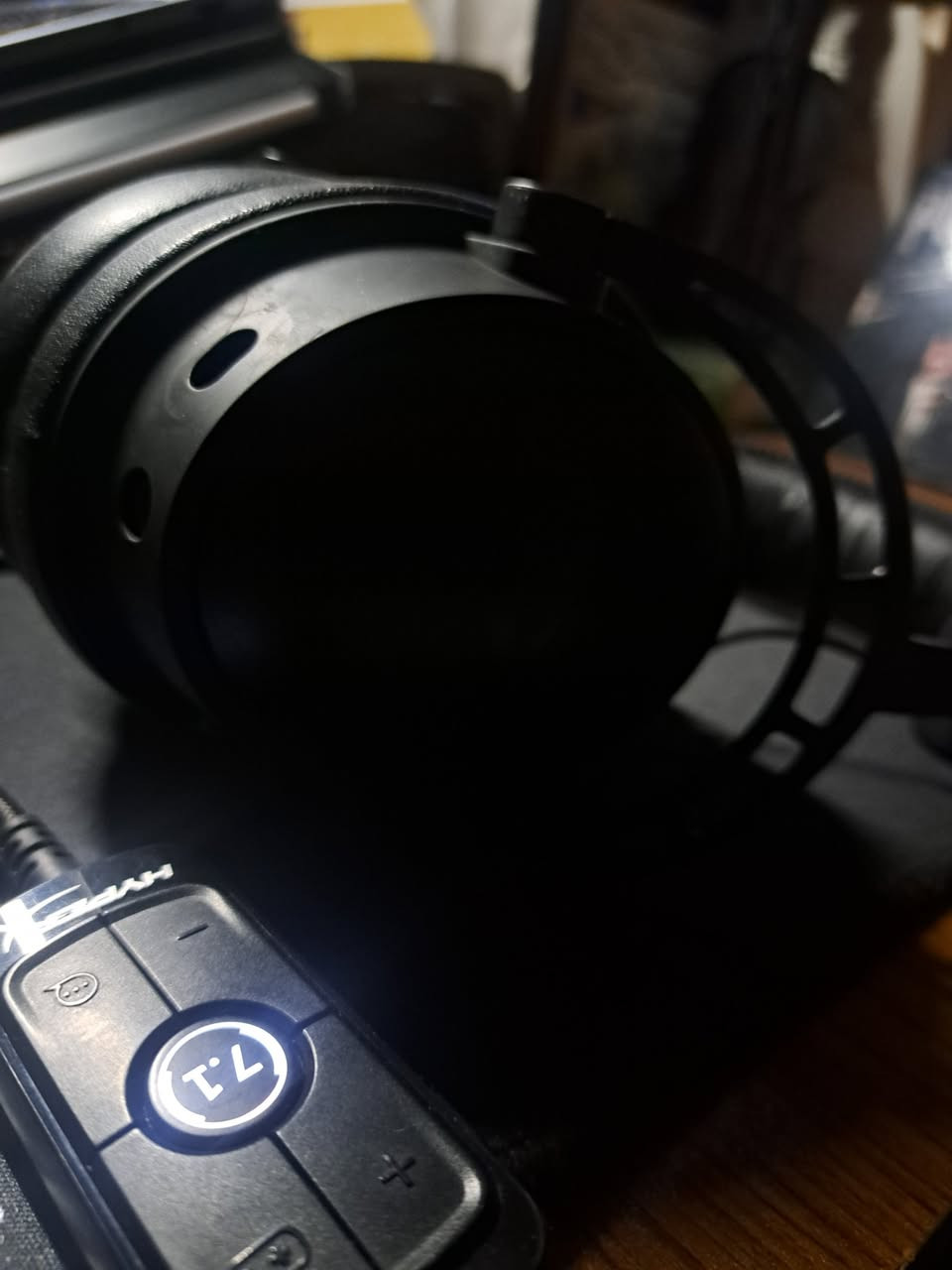 السماعة مو هواي مستعمله و شبه جديدة و نظيفة فول, كامل ملحقاتها موجودة و يجي وياها زوج كشنات اضافي يفيد للصيف يكون مضاد للتعرق, يجي تعلاكة للسماعة تنحط باي مكان عل ميز عندك و عندي فيديو الها وحدها, توصيل مجاني لكل محافظات العراق كركوك, العراق


**إذا كنت صاحب هذا الإعلان وتريد حذفه لأي سبب، رجاءا أرسل رسالة إلى الدعم الفني**