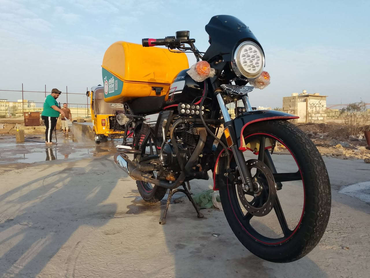 سلام عليكم دايوان البيع موديل 2021 اوارق اصولي نقص وره وحده مال معرض  مبدل مكينه جديده 200cc سويج سجينه الدراجه ماناقصه اي برغي وجيب فيتر مضبوط وتعال الدراجه كفاله عامه من البرغي البرغي ودهن كل10ايام ميكي مولي الاصلي ودراجه مال جناي 
تايرات جدد كوبلنات جدد  وبجم كامل جديد و بكره خلفيه 35 وامامي 17 يعني معدل 130ورونك 7.5 مكاني بسمايه 
***********
