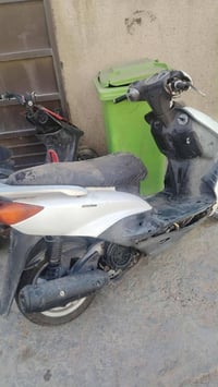 سكنس نثيه ياباني 110نظيفه وشغاله كطعت ناروتركتها محرك شغال كفرات بلادي...