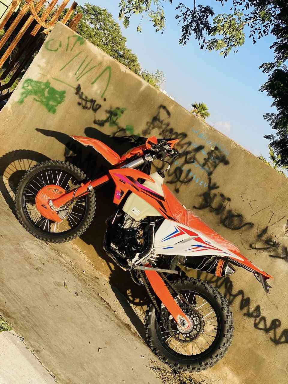 سلاوی خوای گەورەتان لێوێ  ئەم ماتۆڕە بۆفرۆشتن  KTM.250.2025)هیچ نوقسانیە کی نیە هەموگیانی بەشەرت زۆر کەم ڕێی کردە هەڵگیراوە بەس لەسەر جادە ڕێی کردە.

0771 157 52 78  
(شوێن کەلار)
