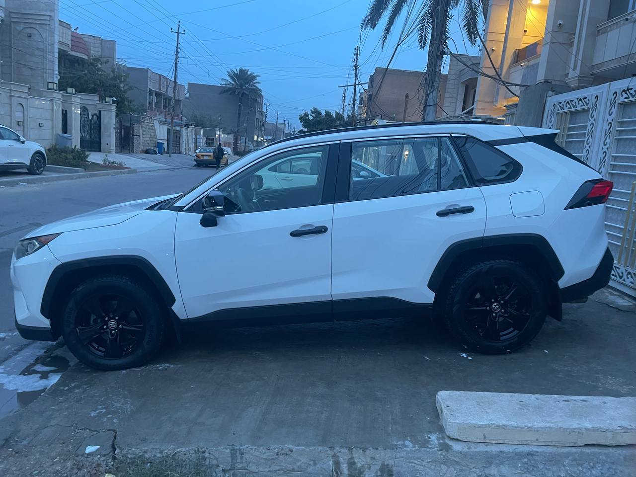 السلام عليكم 
للبيع راف فور 2020 بانزين 
مواصفات XLE
رادارات امامي وجانبية(نقاط عمياء)
6 وضعيات قيادة(ECO-NORMAL-SPORT-SHOW-MUD&SAND-ROCK&DIRT) 
فتحه سقف
تحديد مسار + مثبت سرعه
كشن سائق كهرباء
شاشه ابل كار بلي بلاد
صندوق كهرباء
 حادثها دعاميه واربع اصابع بالبنيد فقط رقمي ***********
مكاني بغداد حي التجار السعر 208 وبي مجال حك الجيه
