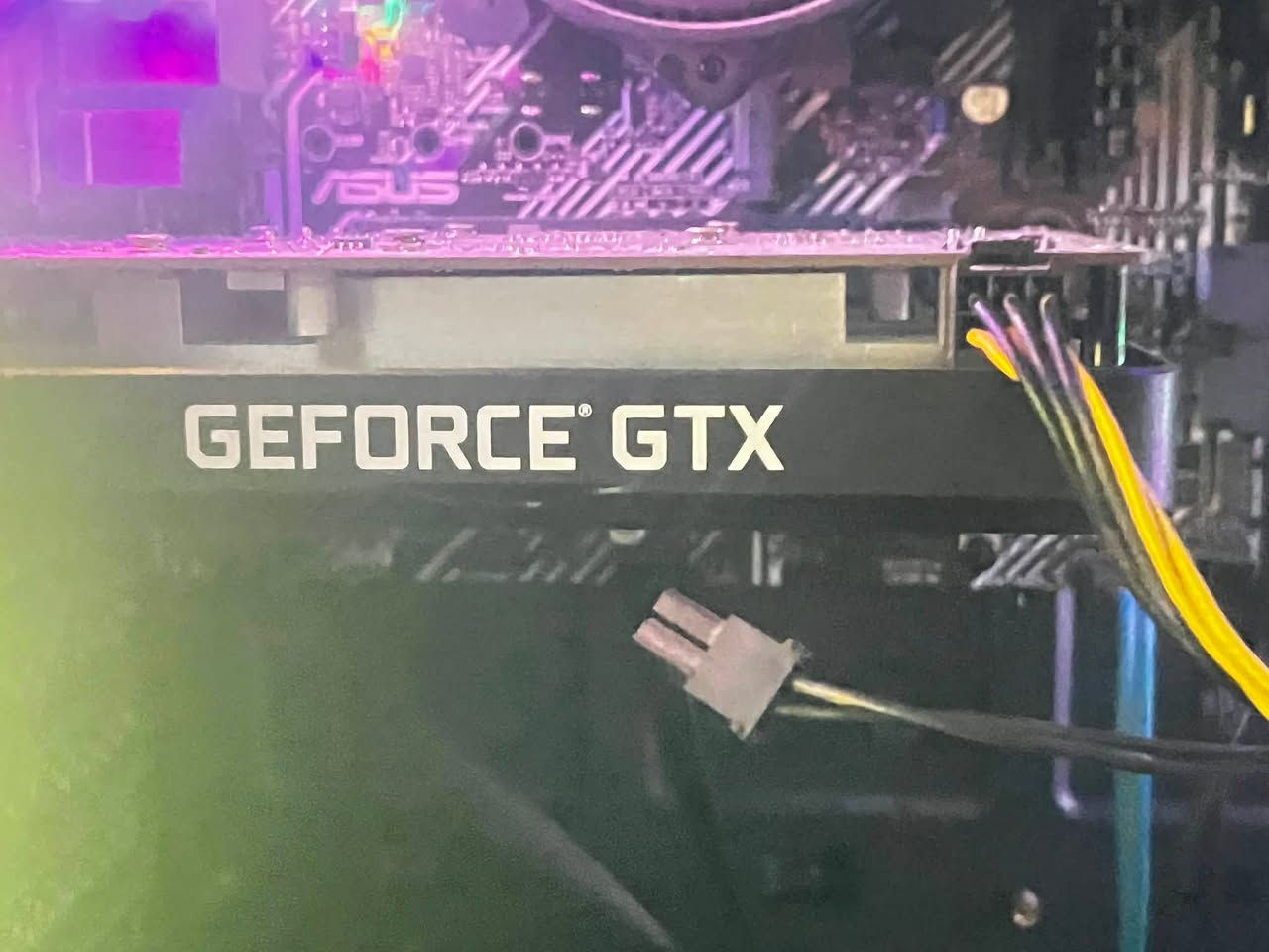 إسلام عليكم 
قطّع pc
للتواصل ***********

شاشه acer
165hz
27حجم 
150الف

RAM DDR4 3200mhz. 8g 
مراوس ب DDR4 2666 16g

HDD500+500
مراوس ب ssd 500

كرت 1650 oc
120الف
