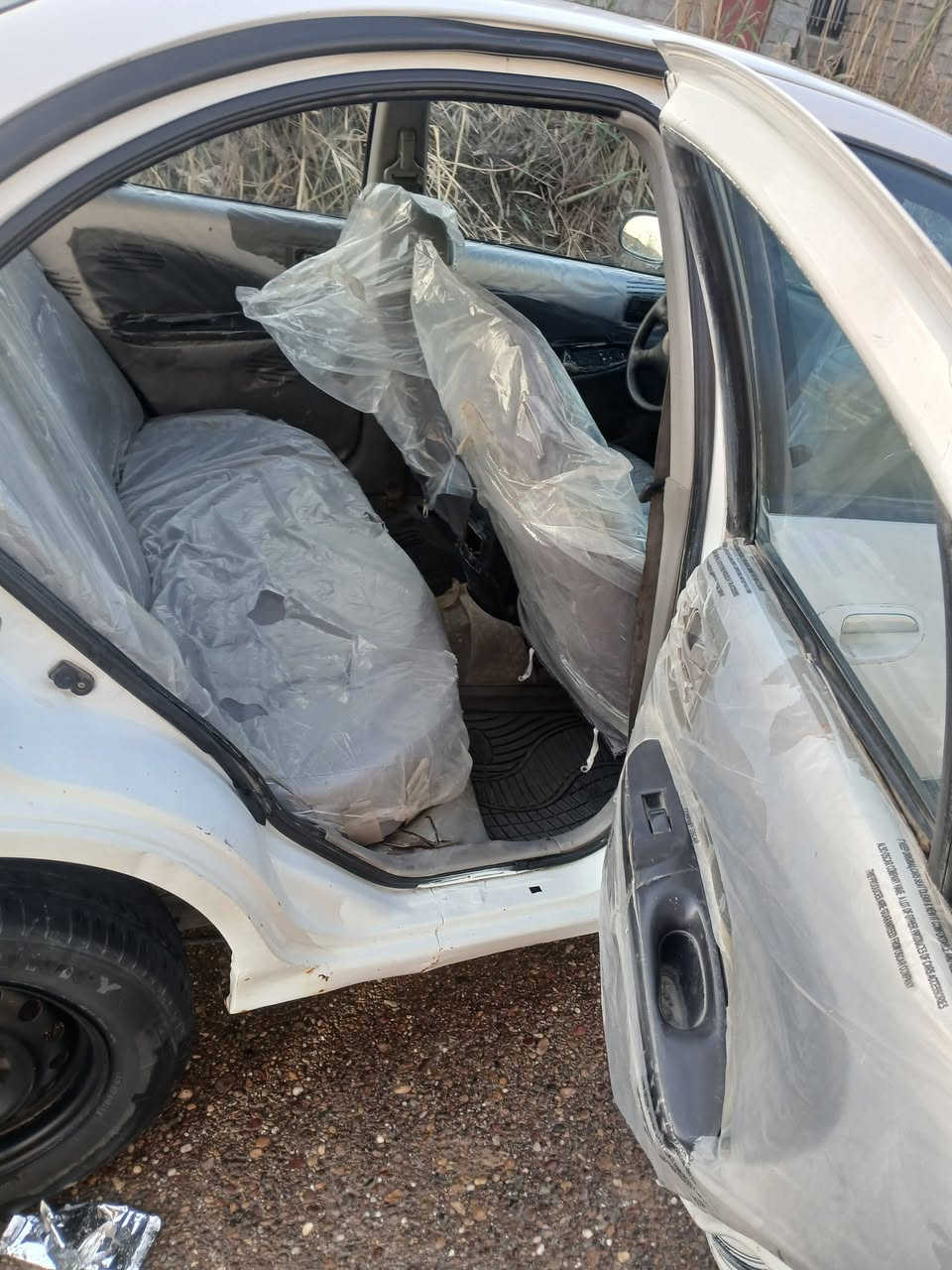 السلام عليكم سياره موديل ٢٠٠٢ سياره جاهزه تبريد ومكينه وكير خير من الله مصبوغه عام سنويه لل ٢٨ سياره كير عادي سعر ٥٨ وبيهه مجال شي بسيط رقم الهاتف }{***********
