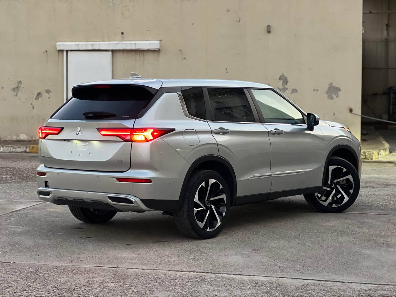 مسبوشي اوتلنده ر SE ADW
موديل/2024
سبغ/ دوو بارجه و نيو 
ايرباك / سيستم شه ريكه 
سعر /175$
رقم كاتي
شه رتي رقم
شانصي شه رت
گير و مه كينه شه رت
مواصفات SE AWD
شاشه مه زن
حساس
رادار 
كاميره
5 كاميره
به سمه
لايت ليد
لايت زينو
كوشن جلد
كوشن كاره باي
٣ مقعد
ده بل اكسن
صندوق شه فت
كوشن هيته ر
تايرات جديد
ويل كروم
١٩ هزار روشتوه
رقم موبايل/*********** اكر, نينوى
