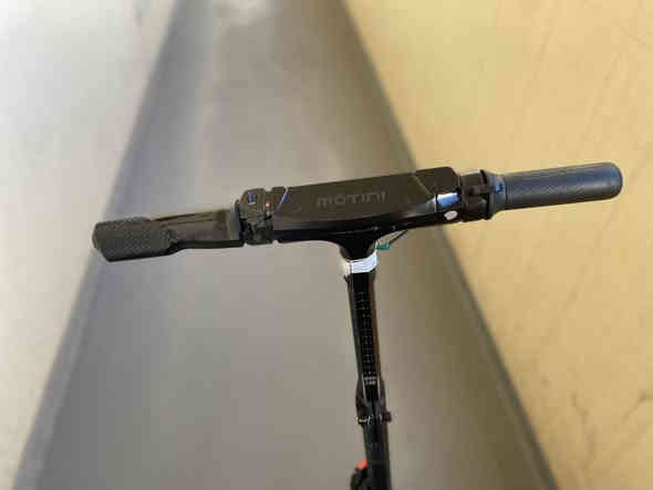 سلام عليكم سكوتر للبيع 
يتحمل وزن 95
ويطبق وزنه 5الى10كيلو
وبطاريه ليثيوم البطاريه تنشال
وبس قطعه وحده مكسوره وموجوده الي يشتري ياخذه 
وياه شاحنه اصليه وسرعته 18 على الوزن الثقيل 
اما الوزن الخفيف من 20 الى35 والبطاريه تشحن الموبايل او ايباد  يعني يشحن اي شيء
والسكوتر موديل 2023 ويبقى يمشي 20KM
وسكوتر نظيف والقطعه المكسوره تصلح 5تالاف بالصدريه 
سعره340وبي مجال رقمي على الوتساب ***********
