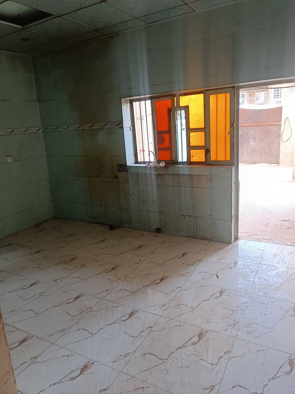 بيت للايجار 200 متر في ام الخيل الثالثه بداية شارع عشرين
يتكون من غرفتين+مطبخ+كراج سيارة + استقبال +صالة + صحيات داخلية وخارجية للاستفسار الاتصال على الرقم ***********
