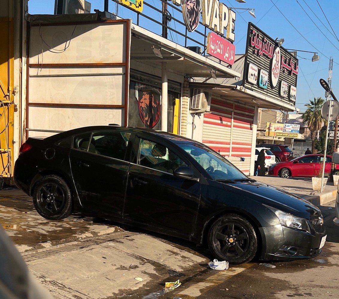 شوفرليت كروز 2016 وارد امريكي 1.4T تيربو 
رقم بغداد انكليزي بأسمي هزة جديدة
السيارة ضربتها باب وبنيد بدون دواخل
وبيها قطع مرشوشة كلير
ماشية 80  
- شاشة جبيرة لمس 
- كاميرا خلفية
- لايت اوتو
- مرية كهرباء
- مراية وسطية تعتيم ذاتي
- تحكم ستيرن جهتين
- كشن كهرباء
- شاشة اعطال
- كير اوتو وعادي 6 نمر
- تراكشن كنترول
- مثبت سرعة
- سستم صوت ممتاز
- تبريد ثلج
- ويل كب 17 
-بيها 2 سويجات
صدر نضيف وبيها مي راديتر زيتي 
بيها نواقص بسيطة جداً
مكان بغداد/بلديات/او بنوك
السعر 75$
موبايل ***********
هلا، شنو الفئة/الـ trim بالضبط للكرز؟ يعني LS لو LT لو غيرها، حتى يبين تجهيزها للمشتري.: 
LT
ماشية 80 يعني 80 ألف كم لو ميل؟ وإذا عندك صورة للعداد تكون أوضح.: 
80 m
الضربة على الباب والبنيد بس، ممكن توضّح أي جهة بالضبط؟ يمين لو يسار، وبيها شغل شاصي/عمود لو لا؟: 
باب الأيمن /مابيها شاصي .سليم
الميّ والزيتي بالراديتر: هل بعده يحتاج تصليح نهائي لو السيارة تمشي عادي حالياً؟: 
كلشي مبدل بيها جديد وكلشي داخلها نضيف
وين مكان السيارة بالضبط ببغداد حتى يگدر المشتري يشوفها، والسعر 75$ نهائي لو بيه مجال للتفاوض؟: 
بغداد/بلديات/او /بنوك 