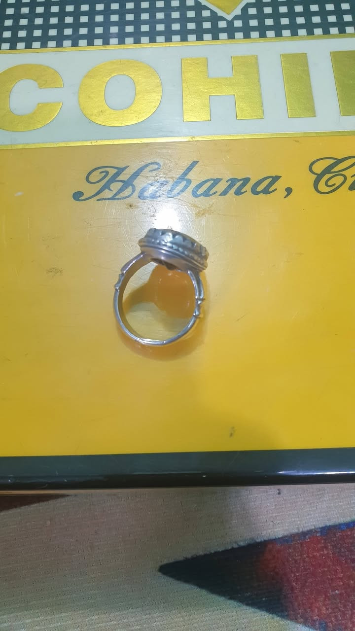 السلام عليكم
ياقوت أفريقي بنفسجي قديم
قياس المحبس ٢٢ السعر معه التوصيل ١١٠ تواصل واتس إب أو اتصال ***********
